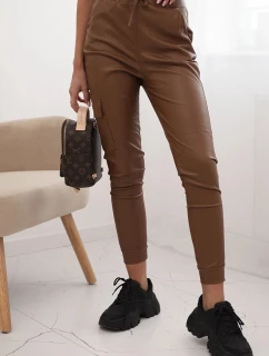 Dámske nohavice z ekokože s vreckami a viazaním v páse hnedé