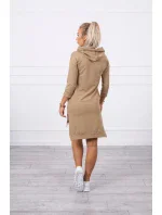 Šaty s dlhším chrbtom a farebnou ťavou potlačou