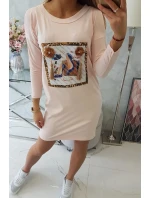 Šaty s 3D grafikou a zdobenými volánikmi púdrovo ružové