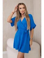 Mušelínové šaty s pásom v chrpovo modrej farbe