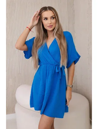 Mušelínové šaty s pásom v chrpovo modrej farbe
