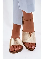 Ženské ploché pantofle s ozdobným detailem V Zlaté Nelmira