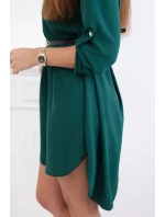 Šaty s dlhším zadným dielom a pásom tmavozelenej farby