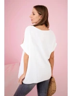 Mušelínová blúzka s náhrdelníkom biela