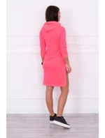 Šaty s dlhším chrbtom a farebnou potlačou ružovej neónovej farby Šaty s dlhším chrbtom a farebnou potlačou ružovej neónovej farby
