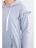 Šaty s ozdobnými volánikmi a kapucňou šedej farby