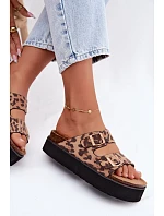 Lakované dámske papuče na platforme so zlatými sponami Lee Cooper LCW-26-35-4459L Black