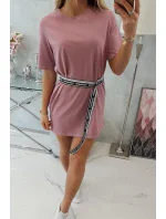 Šaty s ozdobným pásikom tmavo ružové Šaty s ozdobným pásikom tmavo ružové