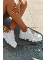 Skórzane Sneakersy Z Ozdobną Broszką Ananas CheBello 4651 Białe
