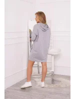 Šedé šaty s kapucňou