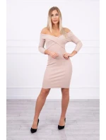 Priliehavé šaty s výstrihom do V v svetlo béžovej farbe