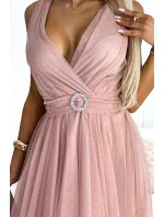 525-2 OLGA tylové šaty s výstrihom a ozdobnou sponou - BRUCE PINK 525-2 OLGA tylové šaty s výstrihom a ozdobnou sponou - BRUCE PINK