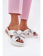 Skórzane Klapki Damskie Na Koturnie Z Ozdobnym Kwiatem Artiker 54C0538 Biało-Srebrne