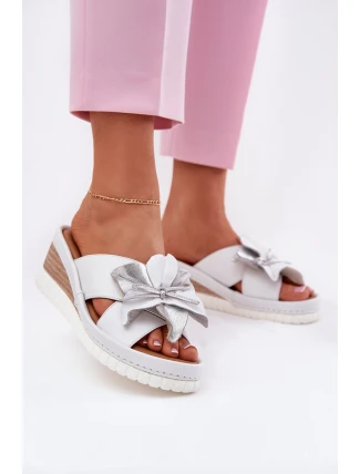 Skórzane Klapki Damskie Na Koturnie Z Ozdobnym Kwiatem Artiker 54C0538 Biało-Srebrne