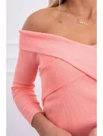 Priliehavé šaty s výstrihom do V marhuľovej farby