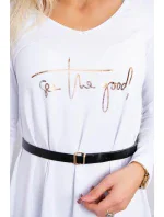 Šaty s ozdobným pásikom a nápismi bielej farby