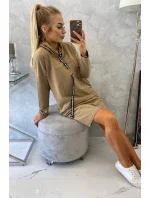 Ťavie šaty s kravatou