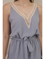 Krátky overal s ozdobnou čipkou sivý