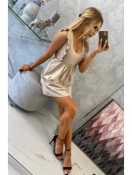 Šaty s volánmi na bokoch béžovej farby
