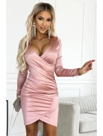 477-1 Saténové šaty s obálkovým výstrihom a dlhými rukávmi - BRUCE ROSE