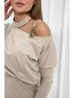 Šaty s ozdobou na ramene béžovej farby