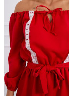 Šaty s odhalenými ramenami a čipkou červenej farby