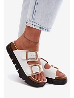 Lakované dámské pantofle Ploché se zlatými sponami Lee Cooper LCW-26-35-4460L bílé