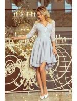 Šedé dámske šaty s čipkovaným výstrihom a dlhším zadným dielom model 7194612 Šedé dámske šaty s čipkovaným výstrihom a dlhším zadným dielom model 7194612