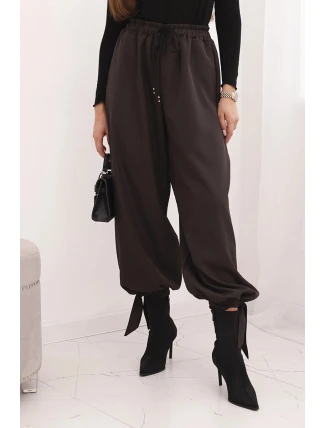 Dámske nohavice so širokými nohavicami a viazaním v spodnej časti hnedej farby