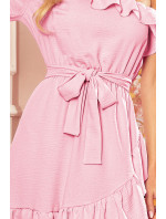 Dámske šaty v špinavo ružovej farbe cez jedno rameno s volánikmi a zaväzovaním 366-3
