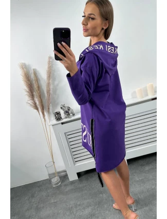 Tmavo fialové šaty s kapucňou a potlačou