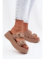 Žabky na platforme model 225370 Krok vo veľkom štýle Žabky na platforme model 225370 Krok vo veľkom štýle