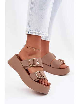 Žabky na platforme model 225370 Krok vo veľkom štýle Žabky na platforme model 225370 Krok vo veľkom štýle