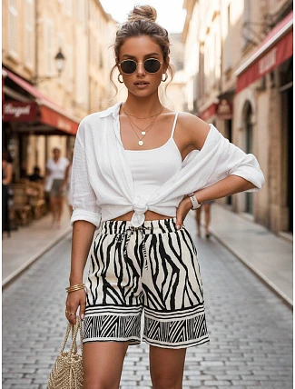 Dámske letné šortky s viazaním a čierno-bielou potlačou FashionStreet SY0541 Dámske letné šortky s viazaním a čierno-bielou potlačou FashionStreet SY0541