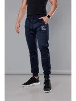 Tmavomodré pánske teplákové nohavice s potlačou (8K178-25) Tmavomodré pánske teplákové nohavice s potlačou (8K178-25)