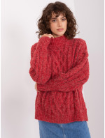 Červený sveter s káblami a manžetami