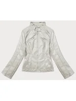 Svetlo béžová dámska bunda z ekokože so stojacím golierom J Style (11Z8131) Svetlo béžová dámska bunda z ekokože so stojacím golierom J Style (11Z8131)