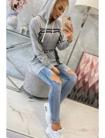 Šaty zdobené stuhou s nápisom šedá