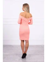 Priliehavé šaty s výstrihom do V marhuľovej farby