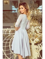 Šedé dámske šaty s čipkovaným výstrihom a dlhším zadným dielom model 7194612 Šedé dámske šaty s čipkovaným výstrihom a dlhším zadným dielom model 7194612