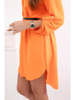 Šaty s dlhším chrbtom a oranžovým opaskom