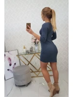 Priliehavé šaty s líniou poprsia v grafitovej farbe