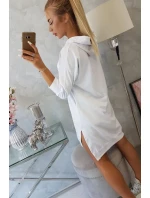 Šaty s kapucňou a dlhším chrbtom biele