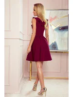 POLA - Dámske šaty vo vínovej bordovej farbe s volánikmi vo výstrihu 307-3 POLA - Dámske šaty vo vínovej bordovej farbe s volánikmi vo výstrihu 307-3