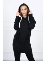 Šaty s ozdobnými volánikmi a kapucňou čiernej farby