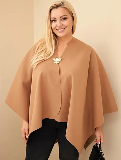 Dámske pončo vo veľkej veľkosti s brošňou v kamelovej farbe