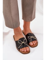 Klapki Na Płaskiej Podeszwie Z Ozdobną Kokardką Czarne Deonelis