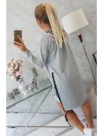 Šedé šaty s kapucňou a potlačou