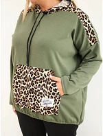 Dámska mikina Plus Size z viskózy s kapucňou a leopardovými vložkami v khaki farbe Dámska mikina Plus Size z viskózy s kapucňou a leopardovými vložkami v khaki farbe