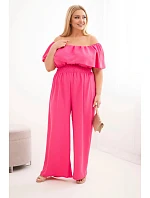 Dámsky plus size overal s odhalenými ramenami, volánom a širokými nohavicami ružovej farby Dámsky plus size overal s odhalenými ramenami, volánom a širokými nohavicami ružovej farby